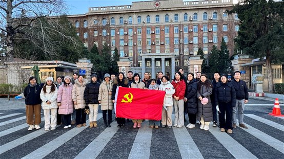 一群人站在建筑前

AI 生成的内容可能不正确。